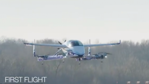 З'явилося відео першого польоту повітряного таксі для міста від Boeing