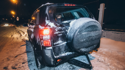 У Києві п'яний водій протаранив автомобіль і спробував сховатися