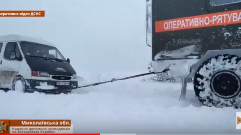 В Україні через негоду обмежено проїзд на дорогах. Фото: ДСНС