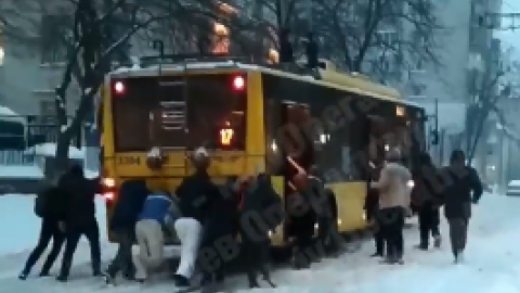 Поки Кличко в Давосі, в Києві пасажири штовхають тролейбус нерозчищеному схилі