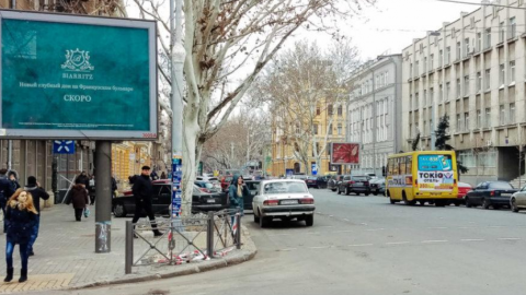 У центрі Одеси на перехресті поставили рекламний банер, який перекриває світлофор. Фото: ivasi.nеws