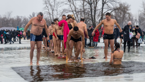 В Днипре начали нырять в воду еще до ее освящения. Фото: "Информатор"