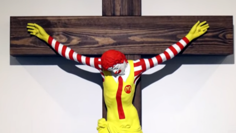 В Ізраїлі розп'ятий клоун McJesus спровокував масові протести. Скріншот відео: youtube/hаaretz