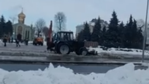 У Черкасах перед приїздом Порошенка з томосом комунальники кинулися активно вичищати сніг