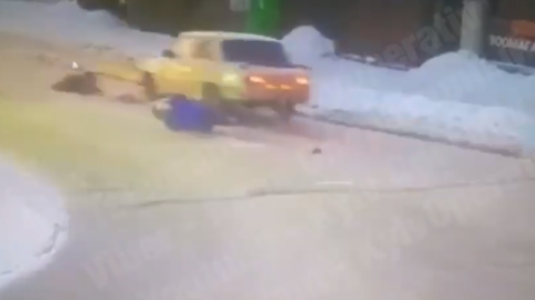 Після того, як водій ВАЗа збив матір з дитиною, він намагався надати їм допомогу. Скріншот: "Київ Оперативний"/Facebook