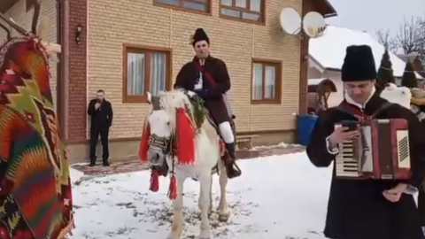 Місцеві переодягнулися 
в казкових персонажів. Скріншот: "ТВА"/Facebook