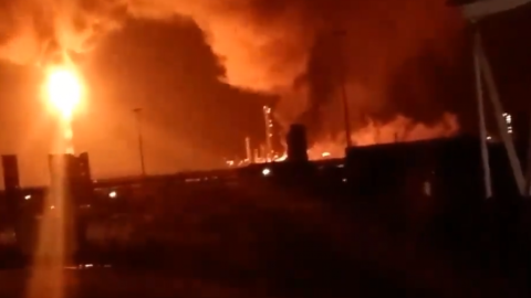 На місці події, за словами очевидців, чути вибухи. Скріншот відео.