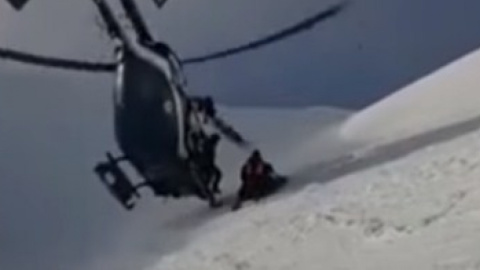 У французьких Альпах пораненого лижника врятували, показавши екстремальне пілотування вертольота