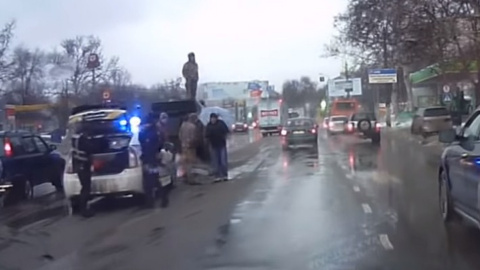 В Одесі зіткнулися два легковики, один з них відкинуло в БТР. Скріншот відео: yоutube.сом/watch?v=k_buURm67PA