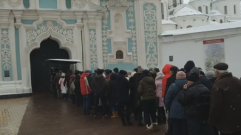 На Софійській площі тисячі людей стоять у черзі, щоб подивитися на томос
