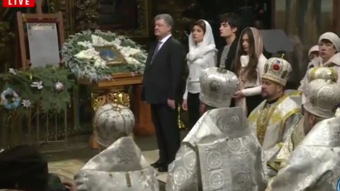 На святковій літургії присутній президент України Петро Порошенко. Скріншот відео.