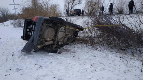 Автомобіль мчав на величезній швидкості, виїхав на "зустрічку" і влетів у машину, де була ціла родина з дітьми. Фото: Держнс