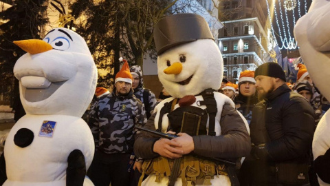 Во главе шествия шли снеговички, а националисты одели колпачки. Фото: "Страна"