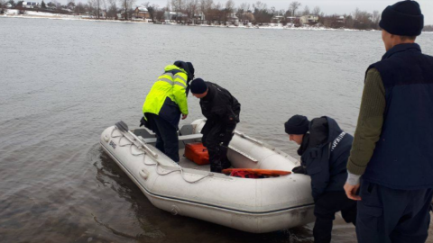 Рибалка з підозрою на інсульт доставили в лікарню. Фото: facebook.com/DSNSKyiv/