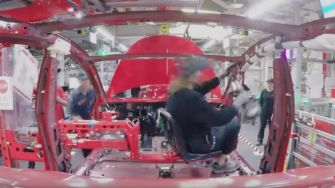 Компанія Tesla опублікувала видовищне відео збірки Tesla Model 3 з 10 тисяч деталей