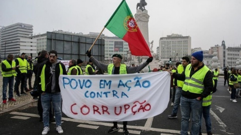 Близько 100 протестуючих вступили в потасовку з поліцією. Фото: rtp.pt