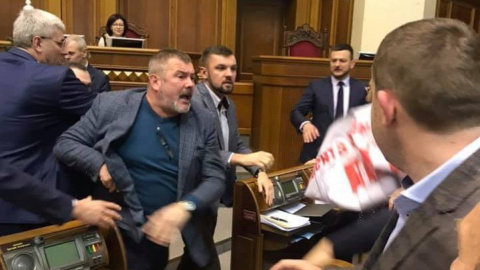 Шуфрич і Береза побилися через плакат Медведчука. Фото: Олексій Рябчин/Лівий берег