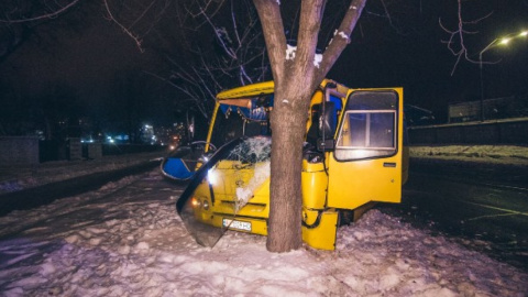 Вночі у Києві маршрутка збила пішохода і врізалася в дерево