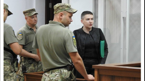 Прихильник Надії Савченко запустив у прокурора чоботом під час суду