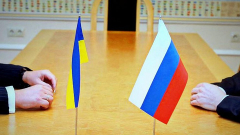 Прапори України та Росії. Фото: baomoi.com