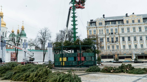 На Софійській площі в Києві почали встановлювати різдвяну ялинку.