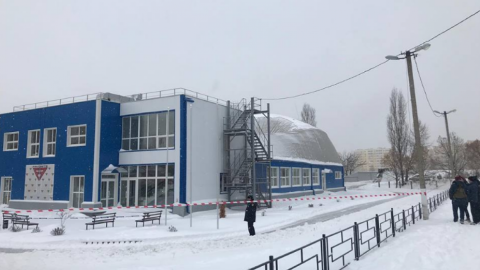 В новозбудованому сучасному СК у Вишневому з першим снігом обвалився дах