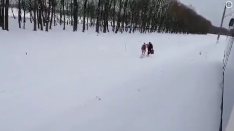 Пасажири вискакували з поїзда і бігом по заметах з валізами бігли в аеропорт. Скріншот відео.