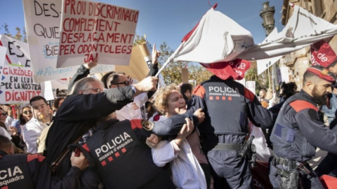 Медики і пожежники вийшли на протести, коли з владою не вдалося досягти згоди про оплату праці та кількість робочих годин.Фото: lavanguardia.com