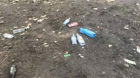 Жителі міста Устилуг скаржаться на гори сміття і безлад, який залишили після себе "євробляхарі" біля самого кордону . Фото: volynpost.com

