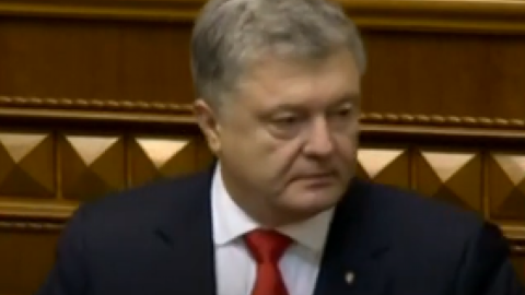 Під час виступу Порошенка у Верховній Раді скандували "Ганьба" і "Брехня". Скріншот: NewsOne