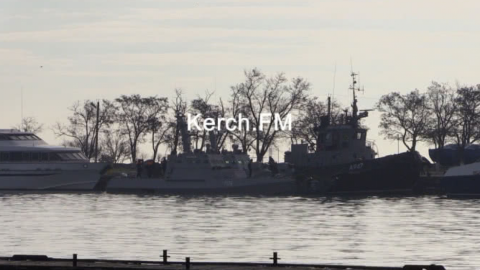 У Керчі на Генмолі пришвартували захоплені українські кораблі