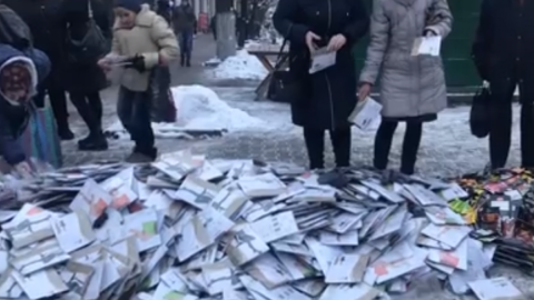 Чорна п'ятниця на бруківці: в Чернівцях колготки висипали на тротуар і продавали людям