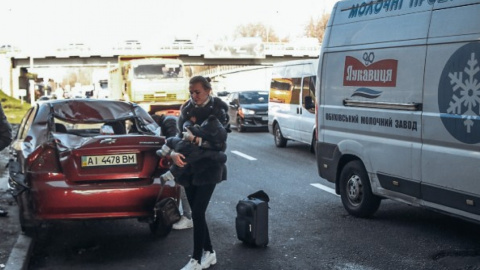 У Києві на Набережному шосе авто з немовлям влетіло в міст