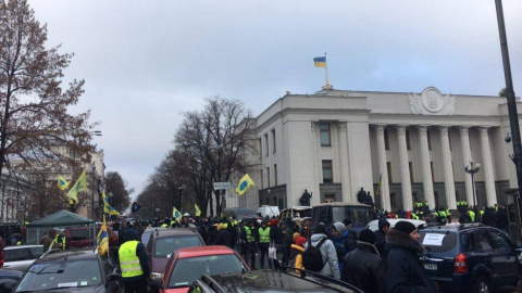 В центре Киева на Грушевского 300 "евробляхеров" перекрыли движение