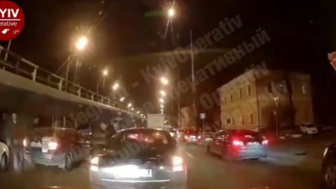 На Поштовій площі в Києві група чоловіків побила бітами автомобіль в пробці