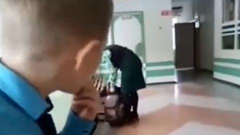 У Росії школярі не втручаючись знімали на відео, як вчителька б'є 9-річного учня