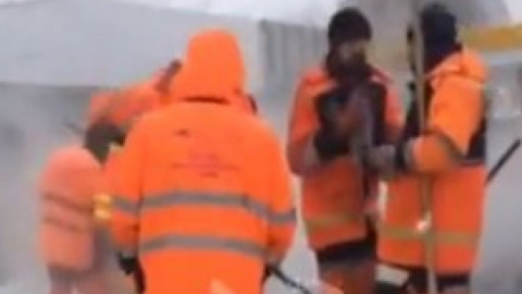 В Києві під час снігопаду укладають асфальт. Скріншот відео: Київ Оперативний