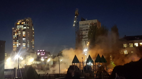 Через прорив ледь не пішов під землю припаркований поруч автомобіль