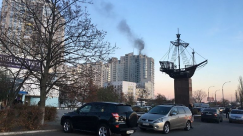 У Києві на Оболоні горить висотка: людей евакуювали через задимлення
