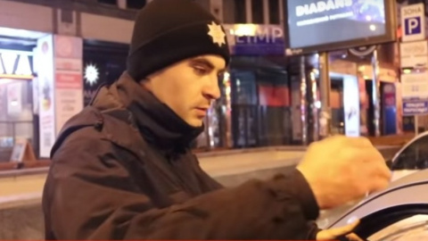 Таксист не зміг надати патрульним документи на авто. Скріншот youtube/ informator