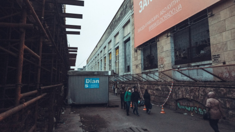 Місцем події продовжують ходити люди. Фото: "Інформатор"