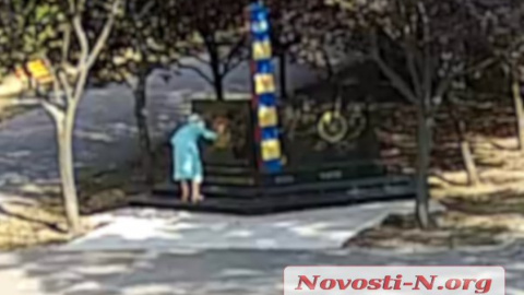 У Миколаєві літня жінка розмалювали свастиками пам'ятник