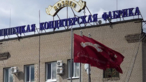 ЗМІ повідомляють, що обладнання було таємно вивезено на адресу бізнес-офісу кондитерської корпорації Roshen в Києві. Фото: dsnews.ua