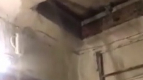 В будинку "рвонуло" трубу опалення: водоспад затопила перший і четвертий поверх. Скріншот відео.
