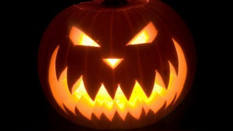 This Is Halloween: чоловік у Британії плавав по річці на гігантському гарбузі
