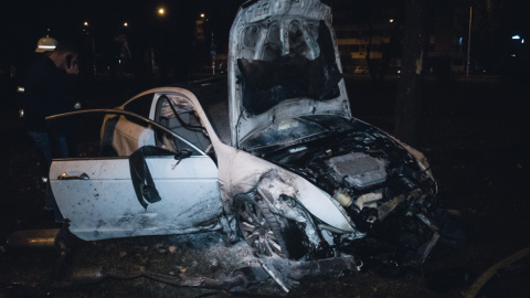 В Киеве авто с четырьмя людьми вылетело на обочину и загорелось, есть пострадавший