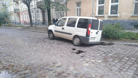 Відео дня: на одній з вулиць Львова утворилася прірва, провалився автомобіль
