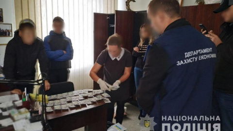 Чиновник получил взятку двумя частями по 5 тыс. долларов. Фото: Нацполиции