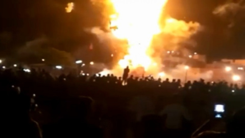 Видео дня: момент наезда поезда на толпу людей в Индии, в результате которого погибли более 50 человек