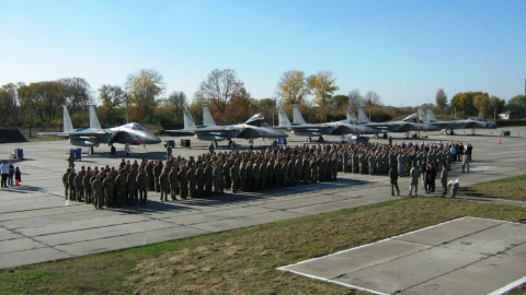 На военном аэродроме Староконстантинова участники многонациональных учений Чистое небо - 2018 почтили память погибших пилотов самолета Су-27. Фото: facebook.com/kpszsu